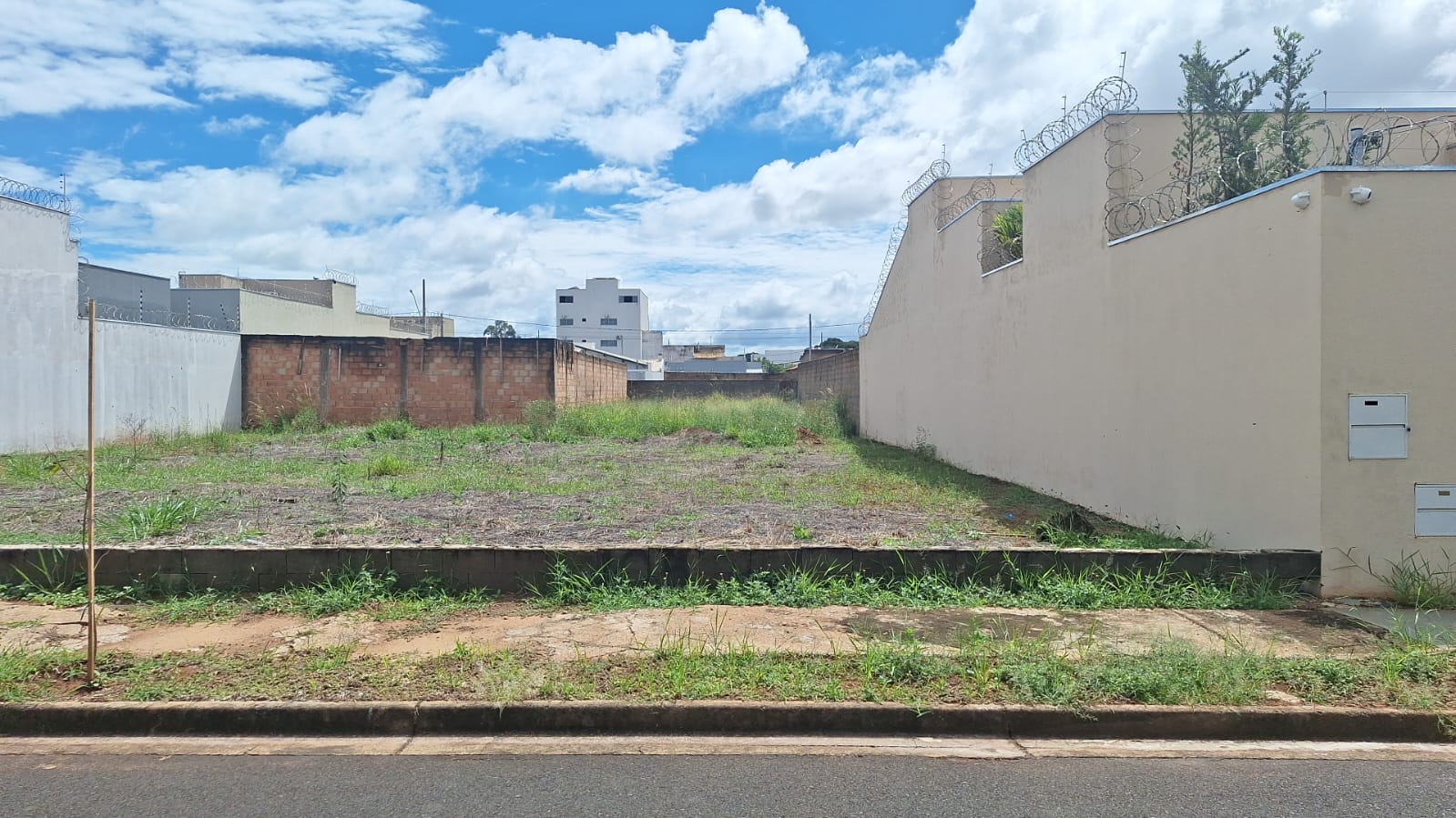 vende-se-terrenoarea-laranjeiras-parque-das-uberaba-148341